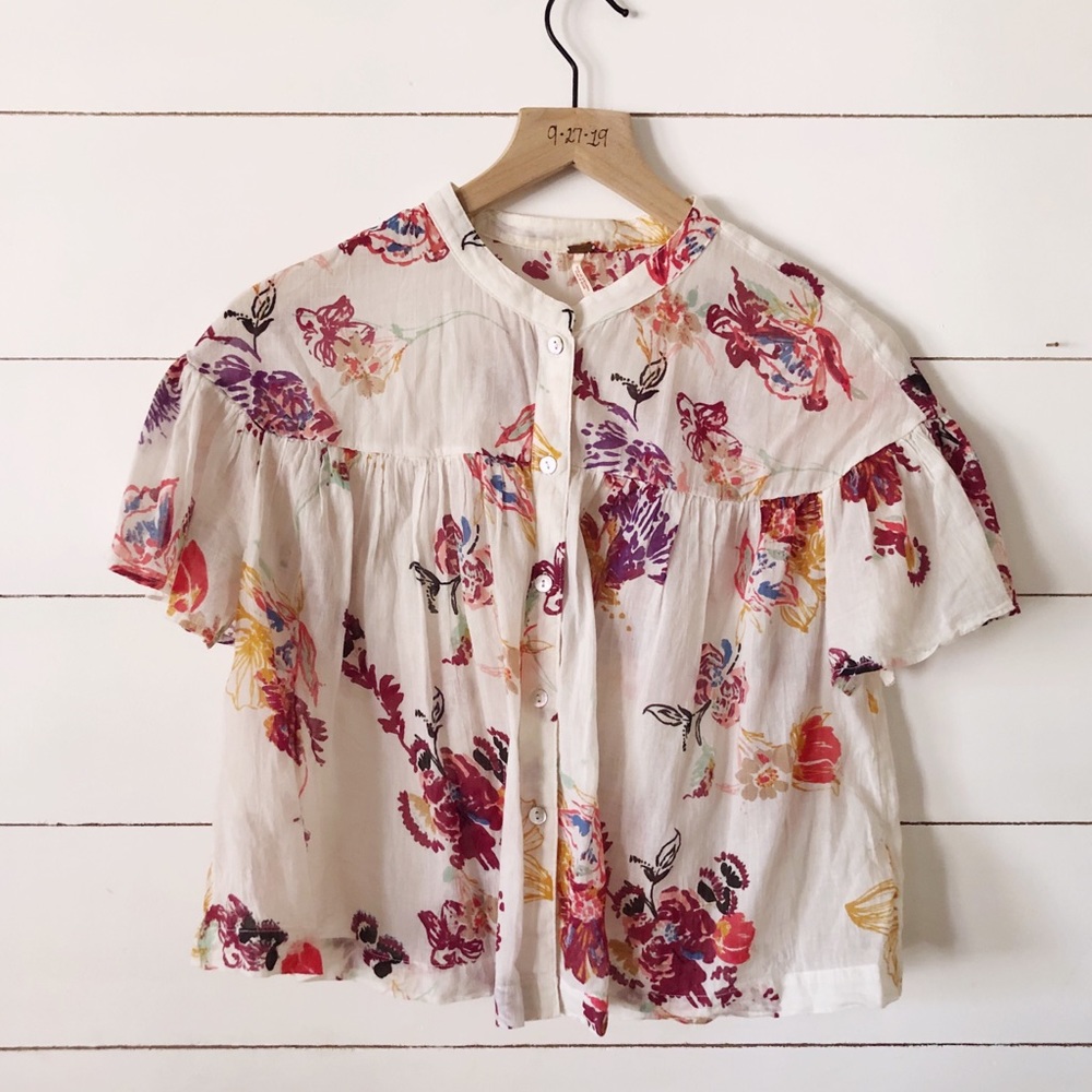 Free people flowy floral top with button down details. Boho style.